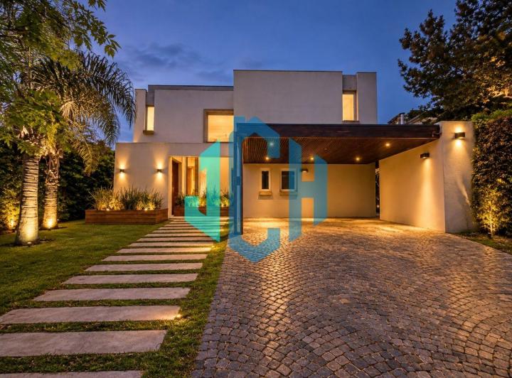 Casa · 248m² · 7 Ambientes · 4 Cocheras