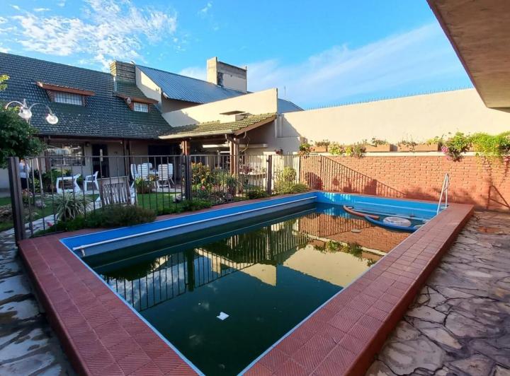 Casa · 200m² · 8 Ambientes · 3 Cocheras