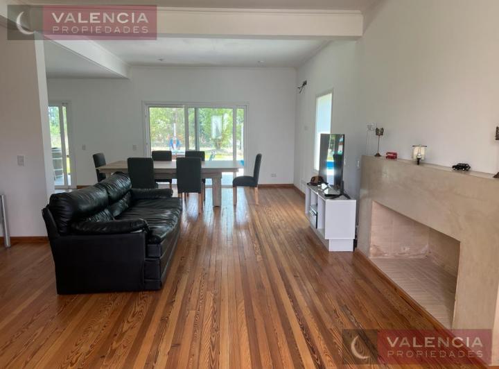 Casa · 230m² · 4 Ambientes · 2 Cocheras