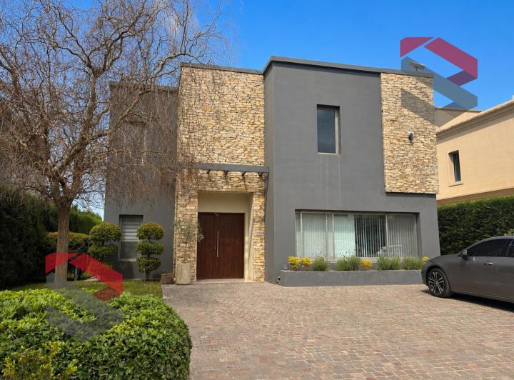 Casa · 221m² · 3 Dormitorios · 2 Cocheras