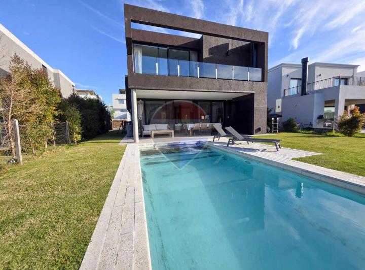 Casa · 231m² · 5 Ambientes · 2 Cocheras