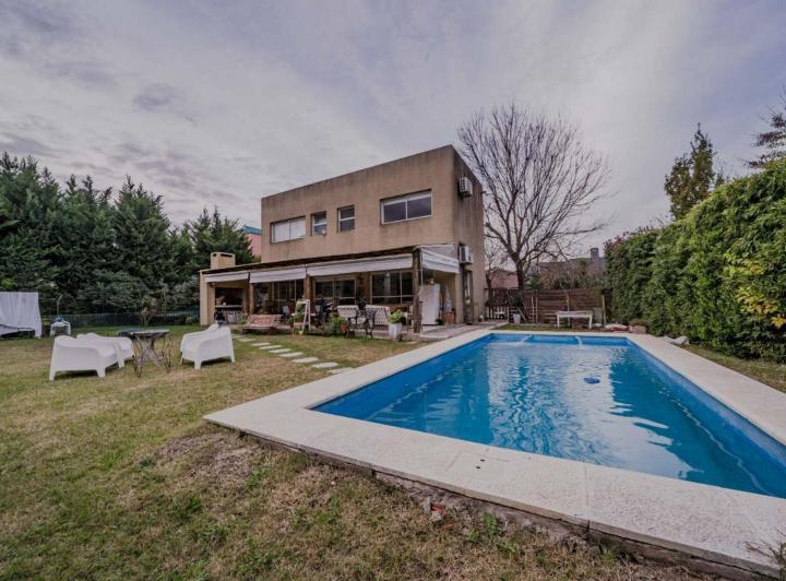 Casa · 140m² · 4 Ambientes · 3 Cocheras