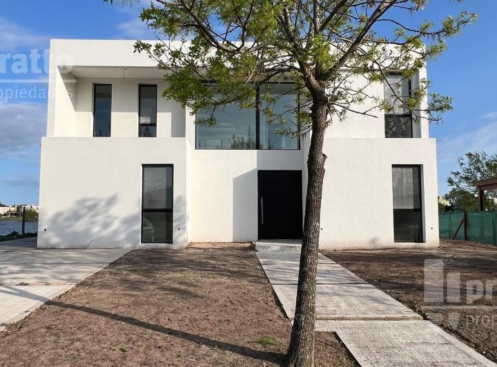 Casa · 250m² · 5 Ambientes · 2 Cocheras