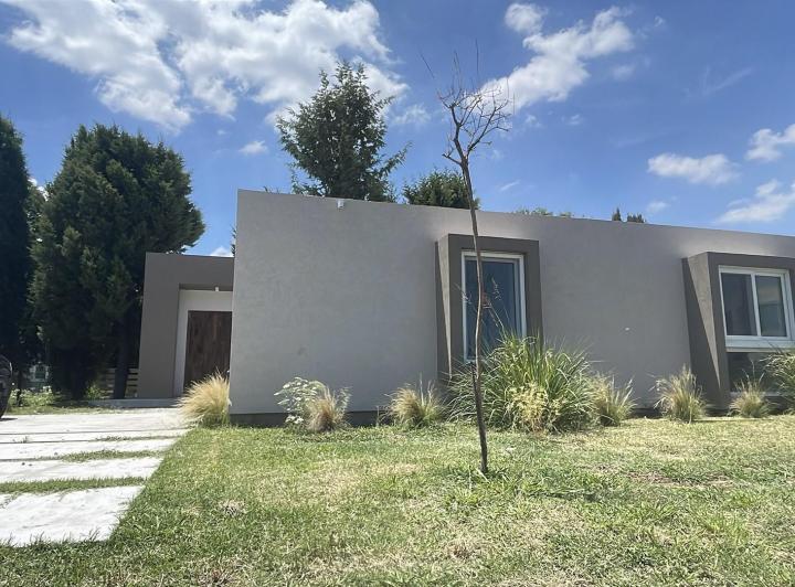 Casa · 185m² · 4 Ambientes · 2 Cocheras