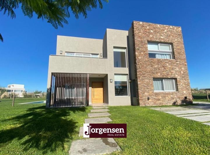 Casa · 254m² · 6 Ambientes · 1 Cochera