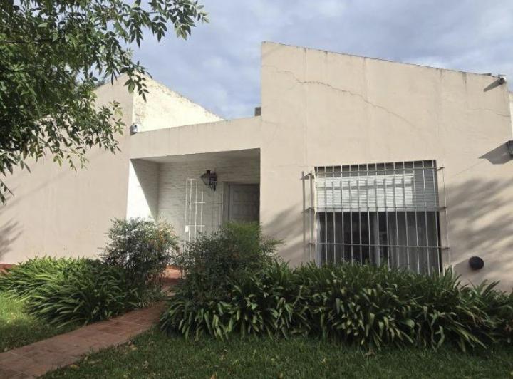 Casa · 180m² · 4 Ambientes · 1 Cochera