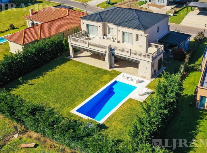 Casa · 291m² · 7 Ambientes · 5 Cocheras