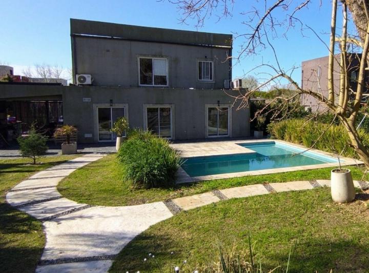 Casa · 147m² · 5 Ambientes · 2 Cocheras