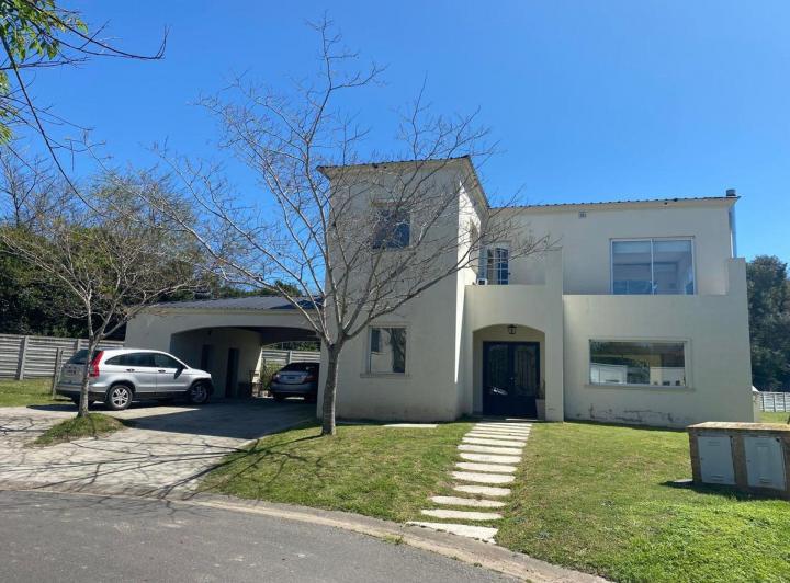 Casa · 210m² · 6 Ambientes