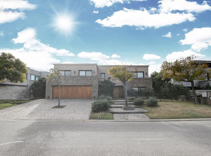 Casa · 600m² · 8 Ambientes · 2 Cocheras