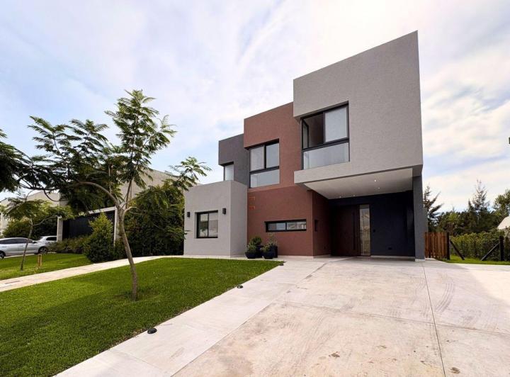 Casa · 224m² · 6 Ambientes · 3 Cocheras