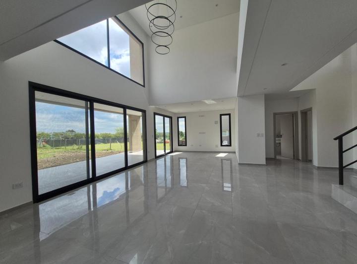 Casa · 210m² · 5 Ambientes · 1 Cochera
