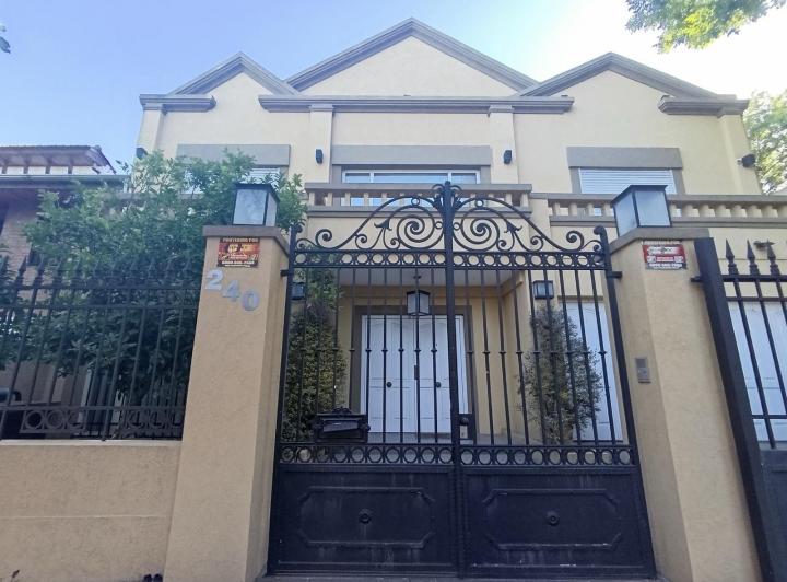 Casa · 312m² · 6 Ambientes · 1 Cochera