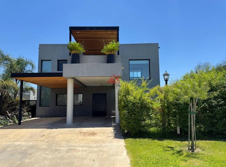 Casa · 250m² · 7 Ambientes · 4 Cocheras