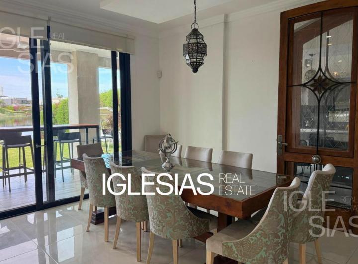 Casa · 336m² · 7 Ambientes · 3 Cocheras