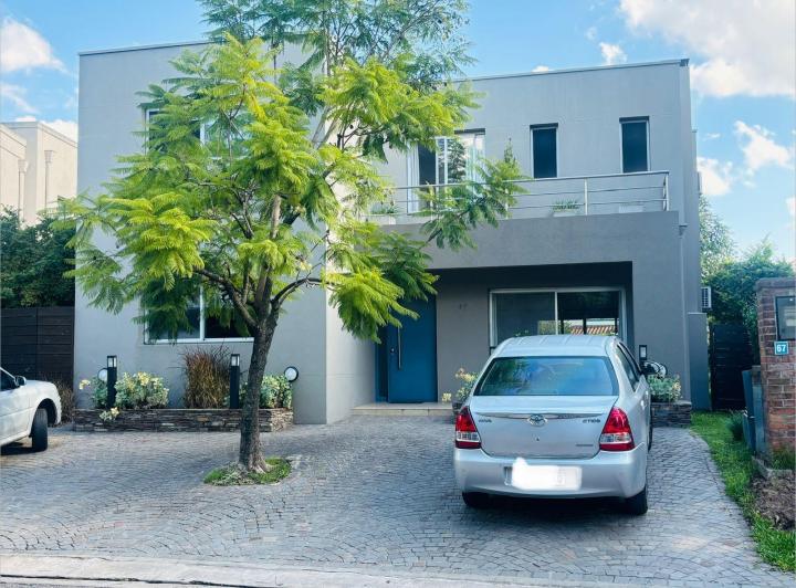 Casa · 230m² · 7 Ambientes · 3 Cocheras