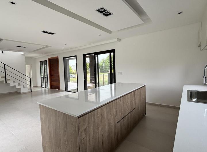 Casa · 200m² · 5 Ambientes · 4 Cocheras
