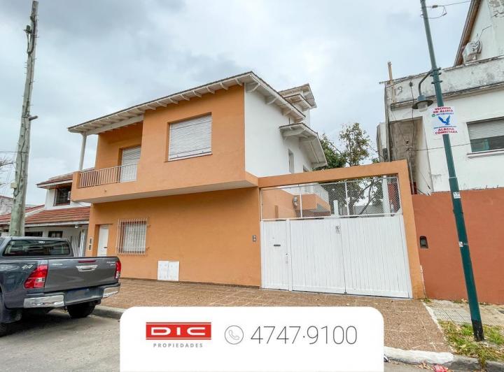 Casa · 235m² · 7 Ambientes · 2 Cocheras