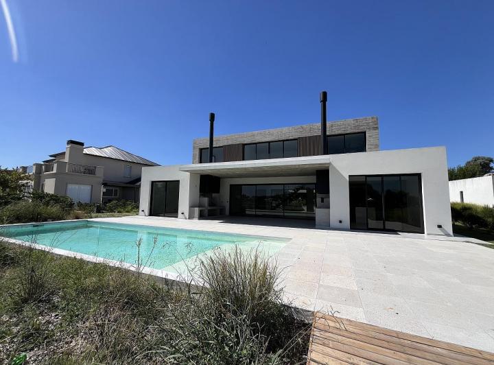 Casa · 316m² · 6 Ambientes · 1 Cochera