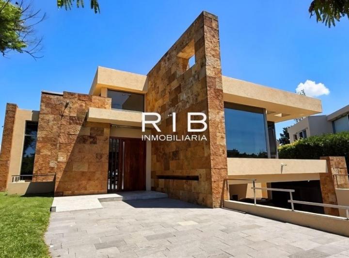 Casa · 428m² · 5 Ambientes · 8 Cocheras