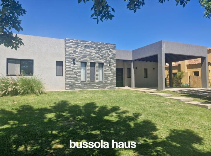 Casa · 160m² · 5 Ambientes · 2 Cocheras