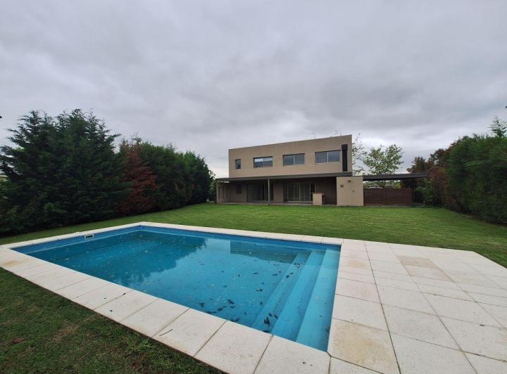 Casa · 260m² · 5 Ambientes · 2 Cocheras