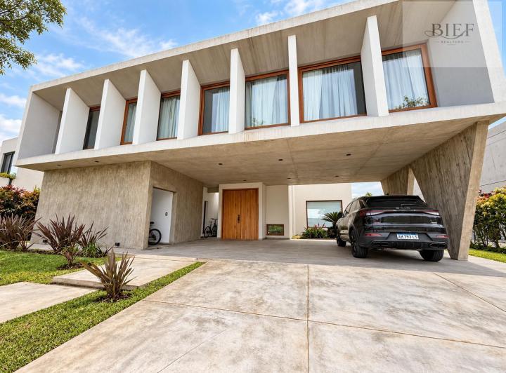 Casa · 321m² · 6 Ambientes · 4 Cocheras