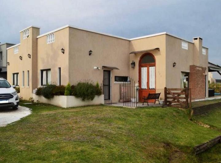 Casa · 210m² · 6 Ambientes · 2 Cocheras
