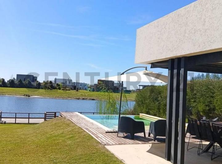 Casa · 180m² · 4 Ambientes · 2 Cocheras