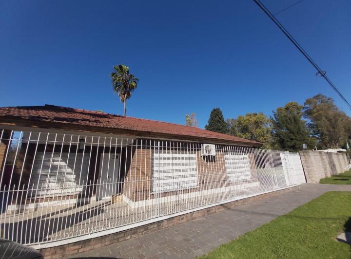 Casa · 200m² · 5 Ambientes · 3 Cocheras