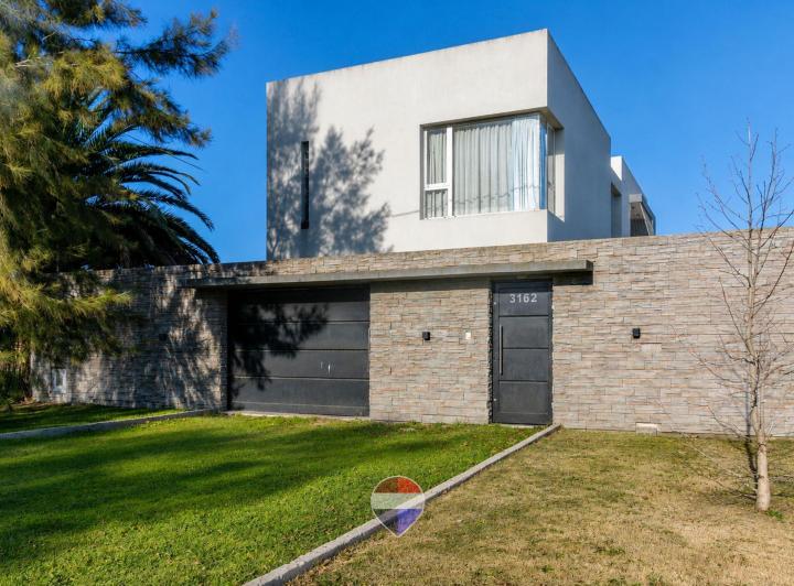 Casa · 180m² · 4 Ambientes · 2 Cocheras