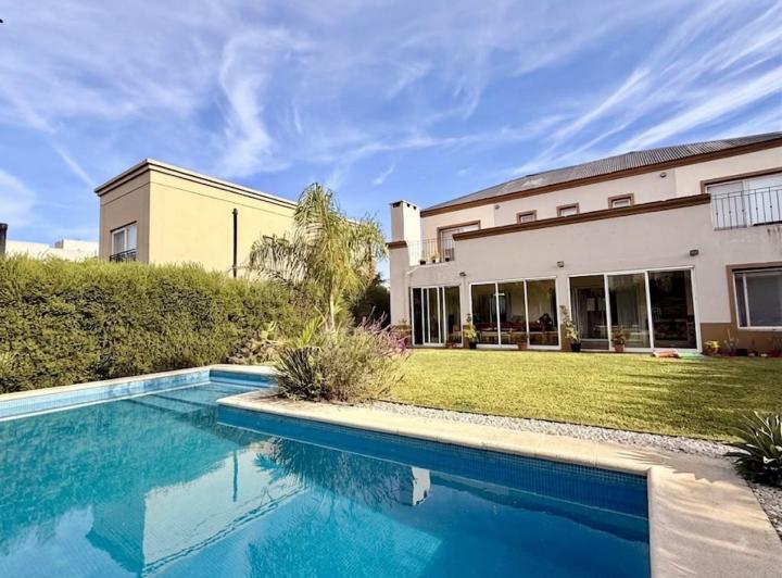 Casa · 276m² · 6 Ambientes · 2 Cocheras