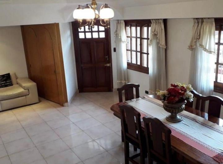 Casa · 200m² · 5 Ambientes · 2 Cocheras