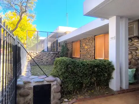 Venta casa barrio supe calle chiclana godoy cruz