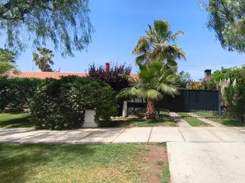 Se vende por viaje casa en barrio dalvian, se aceptan ofertas razonables.