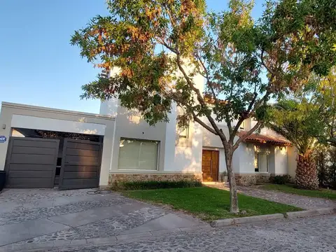 Casa en 2 plantas, con jardín y pileta en barrio privado del pilar