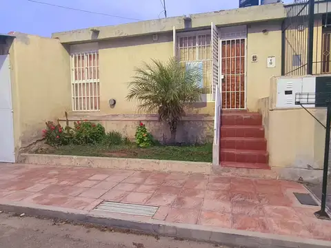 Casa impecable 2/3 dorm. b° foecyt - ullum 1275
