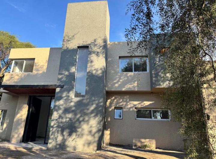 Casa · 330m² · 7 Ambientes · 4 Cocheras