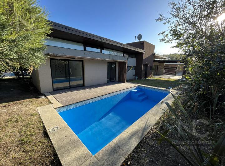 Casa · 102m² · 4 Ambientes · 2 Cocheras