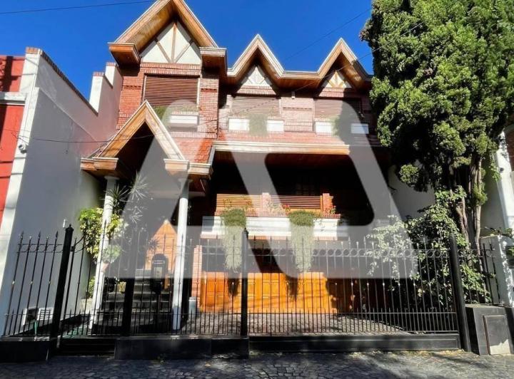 Casa · 300m² · 5 Ambientes · 4 Cocheras