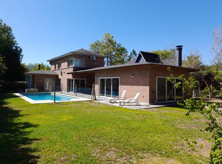 Casa · 410m² · 4 Ambientes · 2 Cocheras