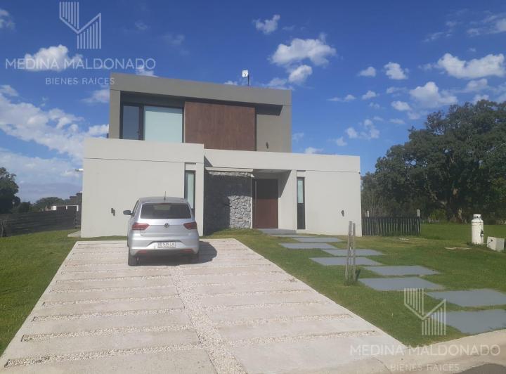 Casa · 200m² · 5 Ambientes · 5 Cocheras