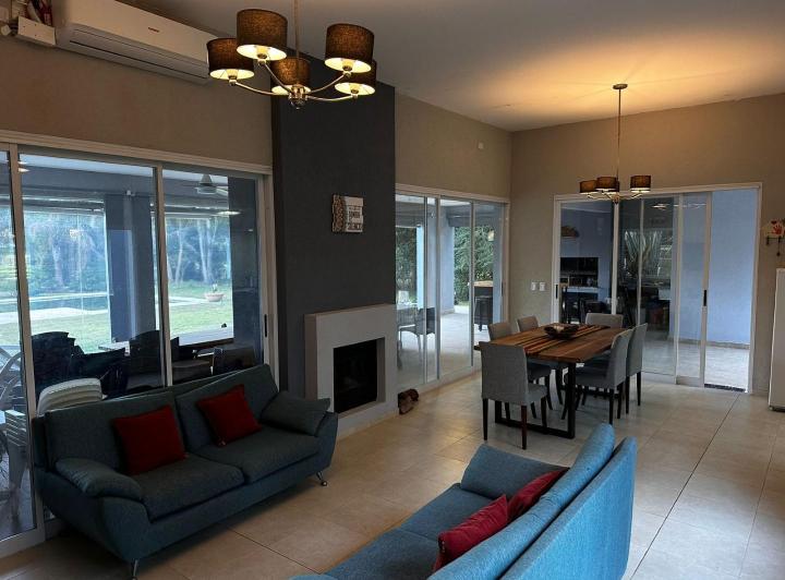 Casa · 230m² · 5 Ambientes · 2 Cocheras