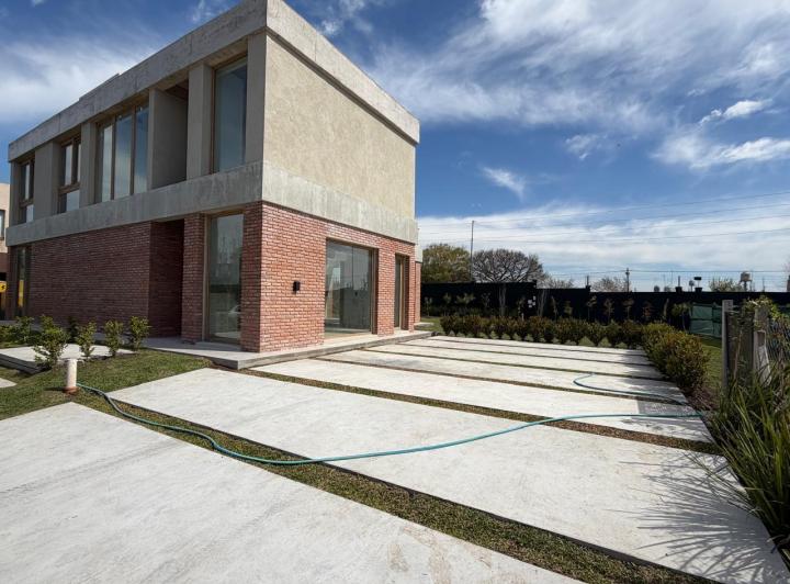 Casa · 540m² · 4 Ambientes · 4 Cocheras