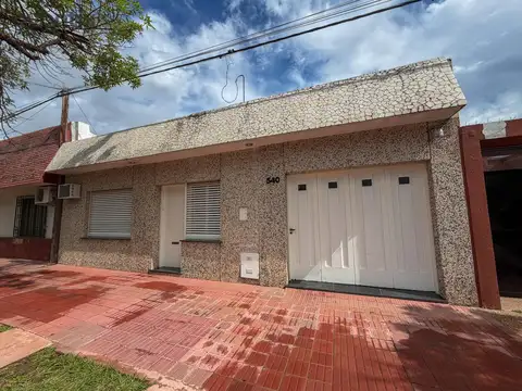 Casa en alquiler en barrio 30 de octubre - 2 habitaciones, patio y cochera