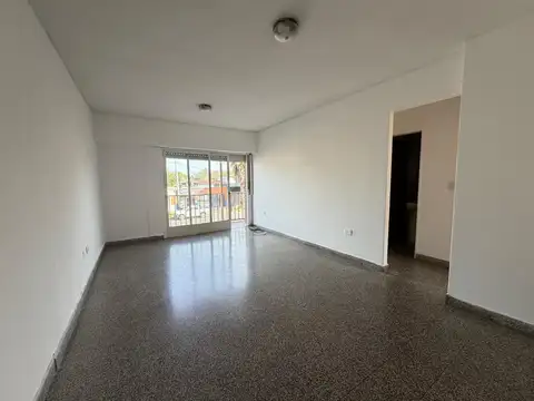 Departamento de dos dormitorios con patio y balcon en parque casado