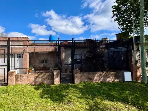 Venta casa 2 dormitorios con patio y cochera