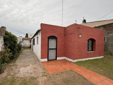 Venta casa de 2 dormitorios sobre avenida french
