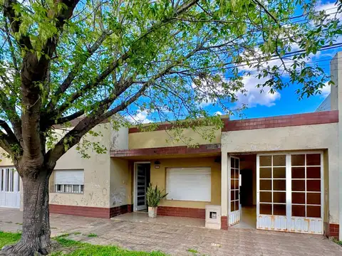 Venta casa céntrica de  2 dormitorios + cochera