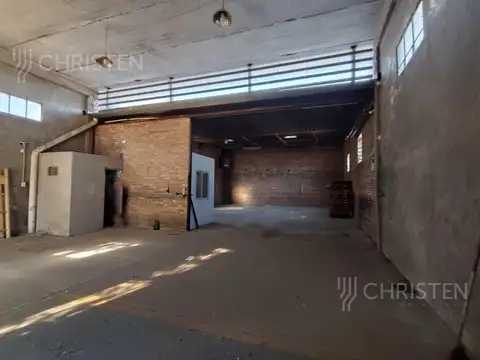 Venta de galpón con montacarga y doble altura 280m2